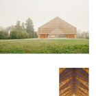 „PROJECTS“, „013“, „125“. Großer, moderner Holzpavillon auf einer Wiese mit Bäumen. Innenansicht zeigt Holzstruktur.