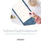 Exclusives Design handgemacht, liebevoll gestaltet in Gütersloh. Hand schreibt auf einen Planer mit blauer Umrandung.
