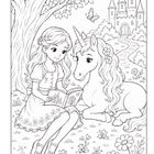 Ein Mädchen liest einem Einhorn ein Buch vor, neben einem Baum. Im Hintergrund ein Schloss und ein Schmetterling.