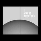 "1 Wahre Anbetung" in großer weißer Schrift auf grauem Hintergrund, darunter ein dunkler, halbkreisförmiger Schatten.