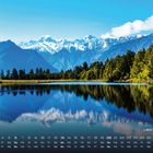 Kalenderansicht von Juni. Text "Lake Matheson". Spiegelbild von Bergen und Bäumen im ruhigen See.