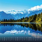 Kalender mit Monatstagen, See und Berge, spiegelndes Wasser, bewaldetes Ufer, blauer Himmel, Aufschrift „Lake Matheson“.