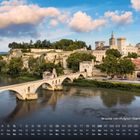 Brücke von Avignon (Saint Bénézet). Der Fluss im Vordergrund, die historische Brücke, im Hintergrund eine Festungsanlage.