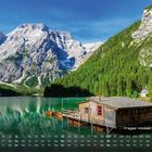 Kalender mit Seenlandschaft: "Pragser Wildsee, Dolomiten". Holzhütte am See, Berge im Hintergrund, Boote auf dem Wasser.