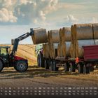 Ein Traktor lädt Strohballen auf einen Anhänger auf einem Feld. Unten ein Kalender mit Zahlen und Wochentagen.