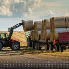 Kalenderdaten unten, große Ziffer "6" rechts. Ein Traktor lädt Heuballen auf Anhänger. Himmel mit Wolken im Hintergrund.