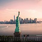 Texte: Freiheitsstatue Liberty. Kalenderdaten unten. Die Freiheitsstatue im Vordergrund, Skyline von New York im Hintergrund.