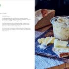 Text: „HANDKÄS mit Musik. Zubereitung: 20 Minuten | Ruhezeit: 2-5 Stunden“  
Links: Rezepttext, rechts: Brot mit Aufstrich.