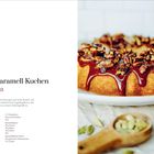 „Birnen-Karamell-Kuchen Kolakaka“ steht auf weißem Hintergrund. Rechts davon Kuchen mit Karamellsauce und Nüssen.