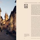 **UNSERE ITALIENISCHE HEIMAT – ARNIANO UND UMGEBUNG**

Illustration eines Emblems. Gasse von Buonconvento mit Café-Tischen.