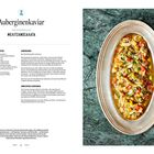 "Auberginenkaviar" auf Marmorplatte. Rezepttext links, ovaler Teller mit farbenfrohem Auberginengericht rechts.