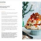Rezept für Winter-Pavlova mit Orange und Pfefferkuchen. Auf einem Teller liegt eine verzierte Pavlova mit Keksen und Orangen.
