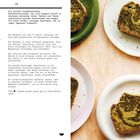Links Rezept für Matcha-Tahini-Bananenbrot. Rechts vier Scheiben Brot auf verschiedenfarbigen Tellern.