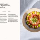 Titel: "Goldbrassencarpaccio mit Dicken Bohnen und frischen Mandeln." Links Text mit Rezept, rechts ein Teller mit Carpaccio.