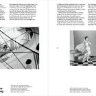 Texte: "Die Atmosphäre, die am 5. Februar 1954...", "Eine umstrittene Wiedereröffnung". 

Links: Frau auf Wendeltreppe. 

Rechts: Frau in Kleid auf Treppe.