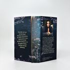 Der Text beschreibt Zara, die niemandem vertraut. Ein Bild einer Frau und florale Muster zieren das Design.