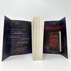 „DU BIST NICHT LEICHT ZU DURCHSCHAUEN.“ „POSSESSION“. Offenes Buch mit schwarzem Einband und violetten Blumen.
