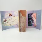 „Spannende und berührende Breaking-Waves-Serie.“ Links eine Karte der Küste, rechts eine Buchpräsentation.