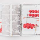 Seite 46. Links Handfotos mit Fadenstruktur, rechts ein Stuhl mit roten Massagebällen, Metallrahmen sichtbar.