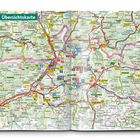 Überschrift: "Übersichtskarte". Detaillierte Straßenkarte mit Städten, Straßen und Wanderwegen, umgeben von grüner Landschaft.