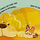 „Und wenn man keine Lust mehr hat, das Haus zu erkunden, dann ist Zeit zum Kuscheln.“ Ein gelber Hund und eine Katze liegen zusammen.