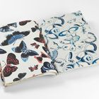 Links bunte Schmetterlinge in Rot, Blau, Schwarz; rechts blaue Schmetterlinge auf weißem Hintergrund.
