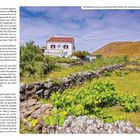 Text über Santa Maria und Transportoptionen. Rechts Landschaft mit weißem Haus, Steinmauern und grüner Vegetation.