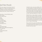 Titel: "New England Clam Chowder"

Text links: Rezept für "New England Clam Chowder". Zutaten für 8 Personen, einschließlich Muscheln, Wein und Gemüse.

Text rechts: Zubereitungsanleitung. Muscheln kochen, Brühe reservieren, Gemüse und Gewürze hinzufügen, servieren mit Petersilie.