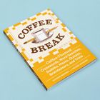 "COFFEE BREAK" oben, "Coffee-Themed Crosswords..." unten. Illustration einer Kaffeetasse mit Bleistift. Buch auf blauem Hintergrund.