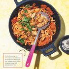 "Kimchi, der würzige bis scharfe fermentierte Kohl, ist das koreanische Nationalgericht."  
Pfanne mit Nudeln, Huhn, Koriander.