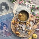 Zeitungsseiten mit „Modernes Familienblatt“ und „Illustrierte Zeitung“; Links Kaiserschmarrn auf Holzbrett; daneben Apfelmus.