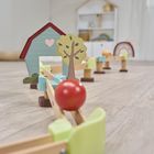 Spielzeug-Haus mit Herz, Baum, Holzkugelbahn, Regenbogen-Spielzeug im hellen Raum.