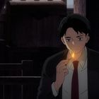 Ein Mann in Anzug und Krawatte zündet eine Zigarette an. Die Szene ist dunkel, mit Holzmöbeln im Hintergrund.