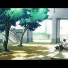 Zwei Personen sitzen unter Bäumen in einem sonnigen Innenhof mit Treppe und Wiese; sie entspannen auf dem Boden.