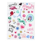 Texte: "Marinette", "Simply the Best", "Paris", "Secret Love". Bunte Symbole, Eiffelturm, Herzformen, Figur mit blauen Haaren.