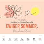 "In einem dankbaren Herzen herrscht EWIGER SOMMER. Celia Layton Thaxter." Illustration mit Blume und Sonne. Kalender Juli 12.-18.