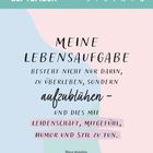 „Meine Lebensaufgabe besteht nicht nur darin, zu überleben, sondern aufzublühen. Maya Angelou.“ Pastellfarben und Kalender.
