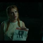 Eine Frau hält ein vermisstes Plakat mit dem Wort "MISSING" und dem Namen "Juliana". Sie hat rote Haare und trägt Zöpfe.