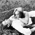 "2" unten rechts. Ein Mann und eine Frau liegen in einer Wiese; sie schaut nachdenklich, ihr Kopf auf seinen Händen.