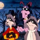 E, drei vermenschlichte Tiere: Zwei Waschbären und ein rosa Hund im Vordergrund, spukhaftes Anwesen im Hintergrund.