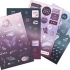 Texte: "must read", "Booktrovert", "Five Star Book". Illustration von Stickern mit Bücherthema in Pastellfarben.