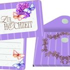 „Zur Hochzeit“ steht auf einer Karte mit Schmetterlingen und Blumen. Lila Umschlag mit floralem Muster.