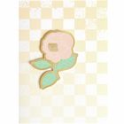 Keine Texte. Illustration: Ein hellrosa Blumenausschnitt über einem beigen Schachbrettmuster mit grün-goldenen Blättern.