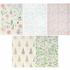 Fünf dekorative Muster mit floralen und geometrischen Designs in zarten Pastelltönen wie Rosa, Lila, Grün und Beige.