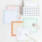 "DO NOT FORGET" und "TO DO" auf bunten Notizzetteln, einer mit Einkaufsnotizen: "flowers, cookies, coffee, milk". Bleistift und Radiergummi.