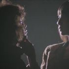 Ein dunkles, schattiges Profil von zwei einander zugewandten Personen.