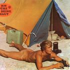 Text: "ICH SPÜRE DEINE HAUT". Ein Zelt am Strand, ein nackter Mann liegt davor mit Fernglas, Kanister, Stiefel und Flasche.