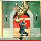 "Produced by Kuo Poon Li-Chun, Hong Hwa International Films (H.K.) Ltd." Szene mit einem Kämpfer und einer goldenen Statue.
