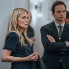 Zwei Personen in eleganter Kleidung stehen nachdenklich in einem Raum. Die Frau ist blond, der Mann hat kurze, dunkle Haare.