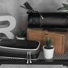 Text "smaepp" auf Etui, moderne Einrichtung mit Pflanzen, Holzbox, Lineal, Stift und großem Buchstaben 'R'.